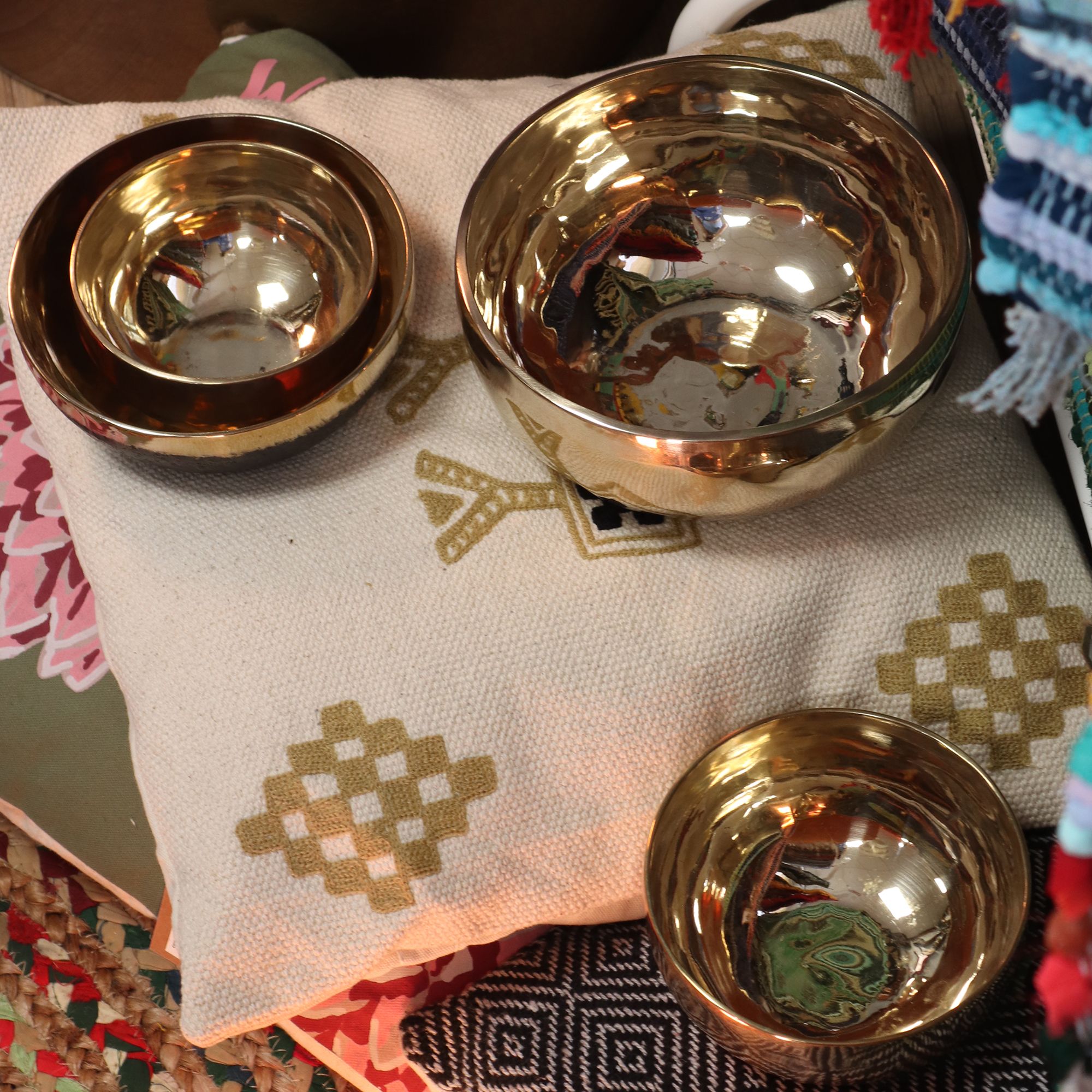 Small Shining Bell-Metal Handmade Singing Bowl (approx 550g) -13cm - Image 3