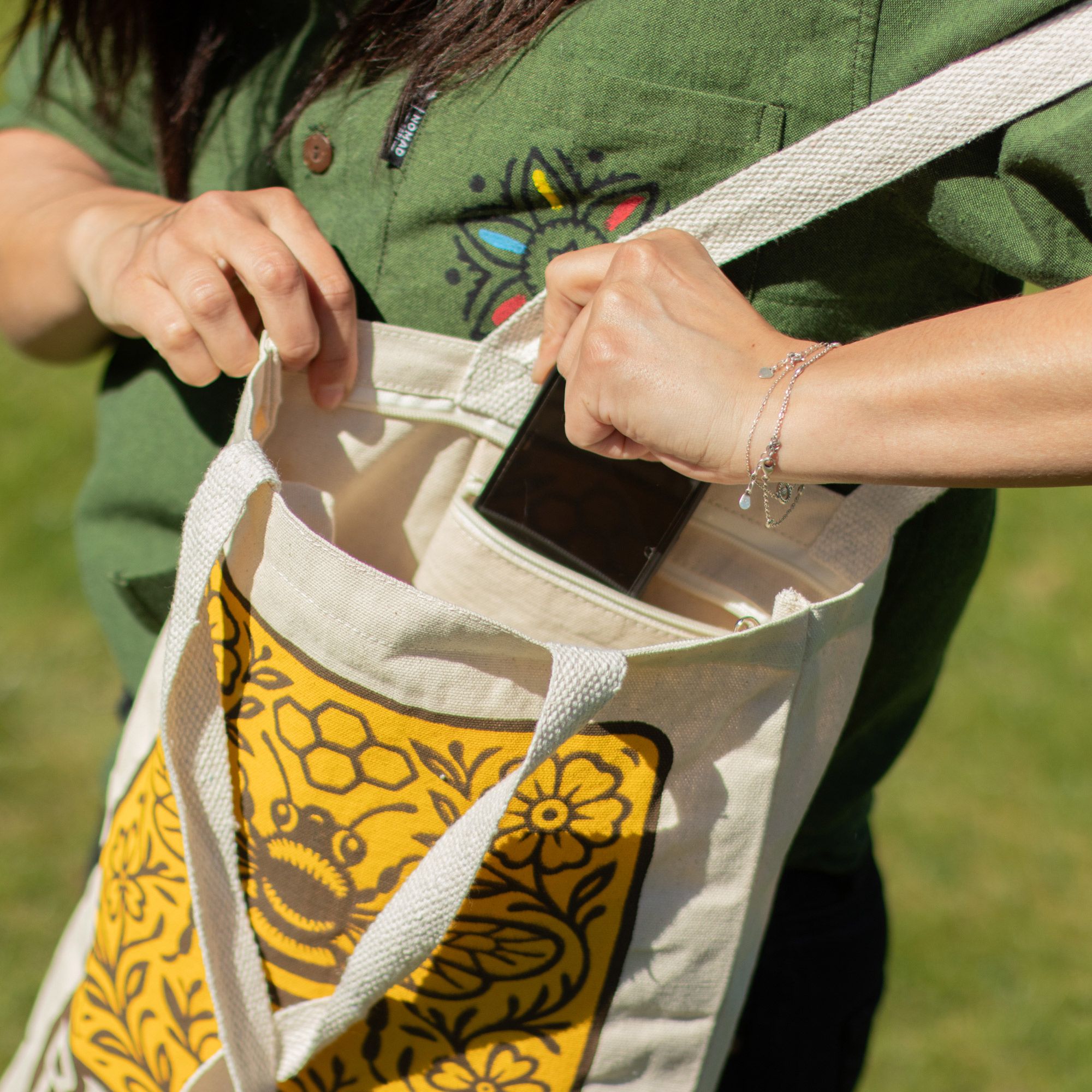 Natural Shopping Bag - Bee Kind Design - Image 9